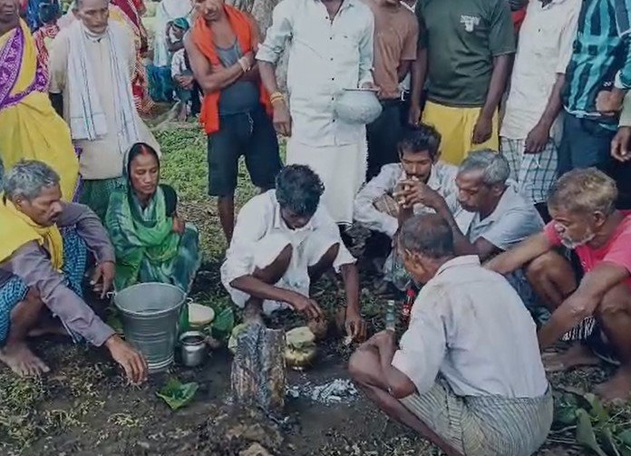 Surajpur News: बारिश की आस में मेढ़क-मेढ़की का धूमधाम से हुआ विवाह, गाजे-बाजे के साथ निकली बारात, पूरा गांव बना बाराती Surajpur News