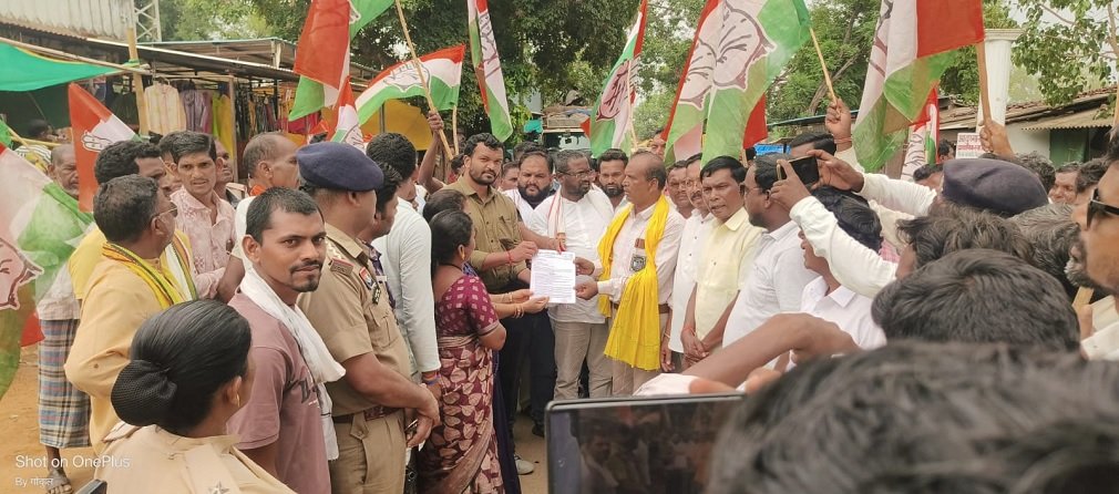 Makdi News: किसानों की समस्याओं को लेकर राधना मंडल में कांग्रेस का धरना-प्रदर्शन एवं सांकेतिक चक्का जाम, मुख्यमंत्री के नाम सौंपा ज्ञापन Makdi News