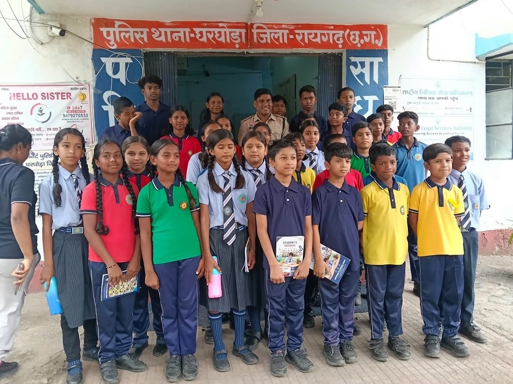 Raigarh News: थाना घरघोड़ा में विद्यार्थियों ने सीखा कानून, सुरक्षा और पुलिसिंग का पाठ, पुलिस की कार्यप्रणाली और नए कानून से हुए रूबरू Raigarh News: