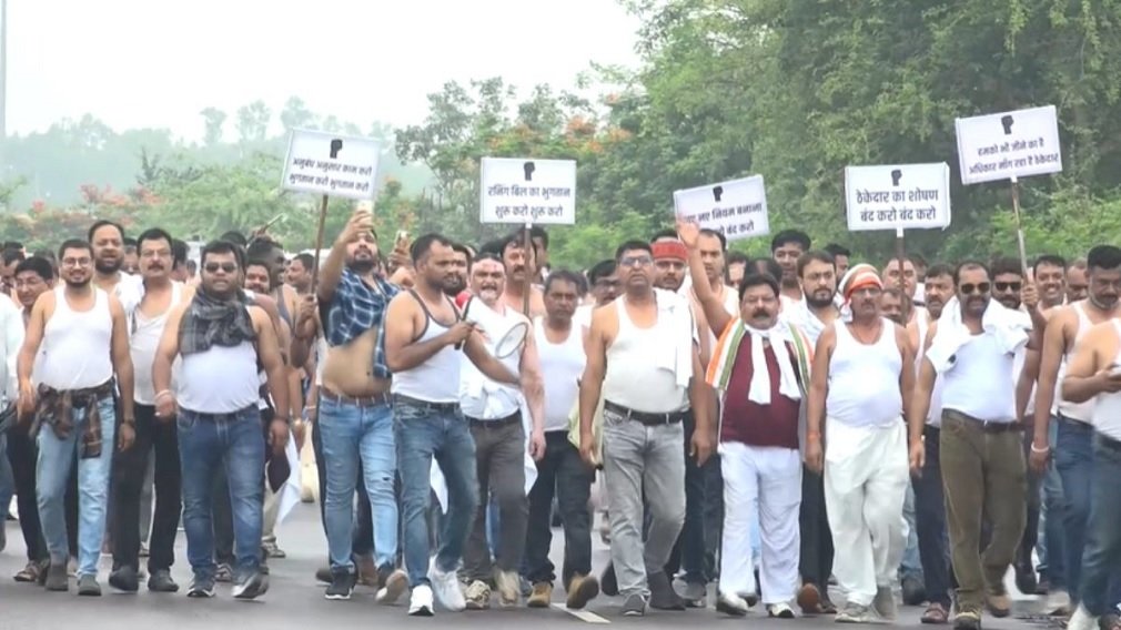 Raipur News: भुगतान की मांग को लेकर ठेकेदारों का विधानसभा कूच, अर्धनग्न प्रदर्शन कर सरकार के खिलाफ खोला मोर्चा Raipur News