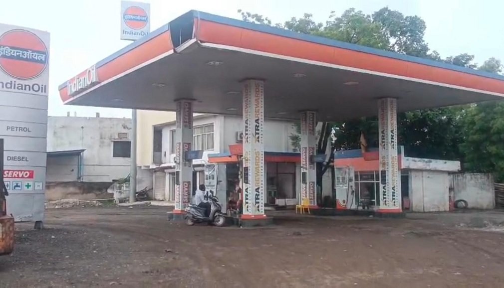 Akaltara News: अकलतरा के शर्मा फ्यूल्स पर पेट्रोल में पानी मिलाने का आरोप, ग्राहकों का हंगामा, वीडियो वायरल Akaltara News