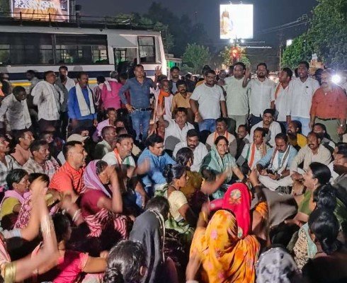Nakti Gaon Bulldozer Action: नकटी गांव में बुलडोजर Action, भारी बवाल, कलेक्ट्रेट के बाहर डटे हैं गांव के ग्रामीण, भारी Police Force तैनात Bulldozer Action