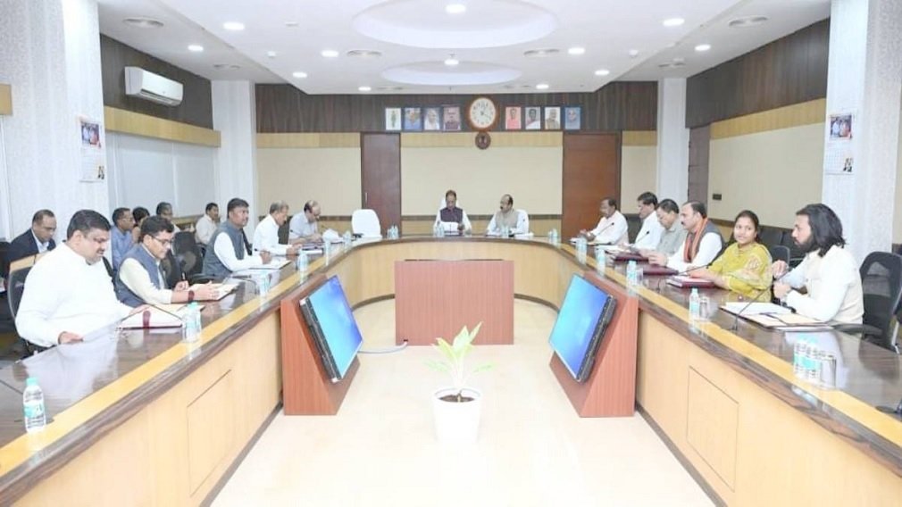 Chhattisgarh Cabinet Meeting: साय कैबिनेट के बड़े फैसले: कई संशोधन विधेयकों को मंजूरी, कारोबार से शिक्षा तक अहम निर्णय, पढ़िए खबर Chhattisgarh Cabinet Meeting