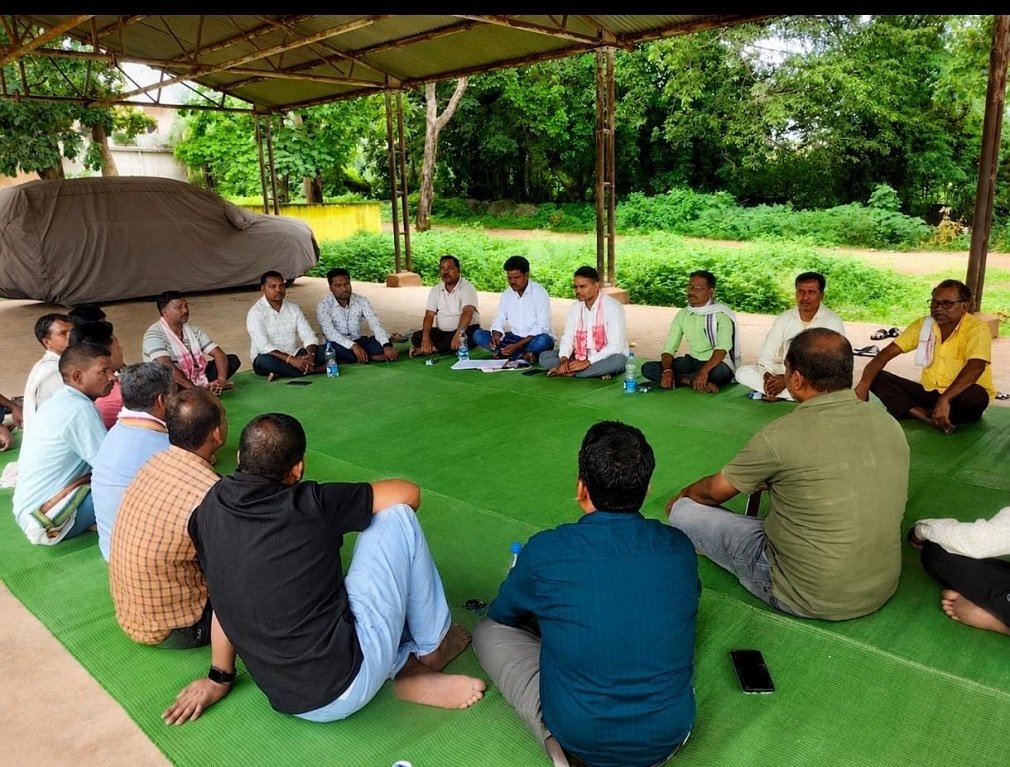 Makdi News: माकड़ी मंडी प्रांगण में सर्व आदिवासी समाज की बैठक संपन्न, विश्व आदिवासी दिवस की तैयारियों को लेकर लिए गए महत्वपूर्ण निर्णय Makdi News