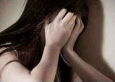 Teacher Crime News: 50 साल के शिक्षक की शर्मनाक करतूत! छठवीं की छात्रा को धमकाकर करता रहा अश्लील हरकत, जानिए फिर क्या हुआ