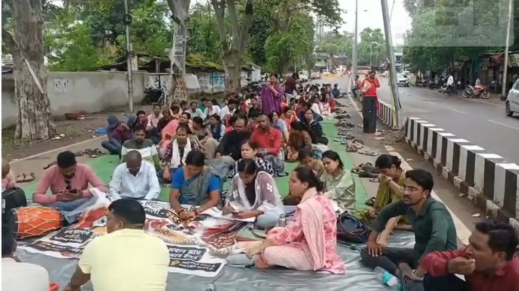 Durg Guest Teachers Protest: शिक्षा मंत्री गजेंद्र यादव के बंगले के बाहर अतिथि शिक्षकों का प्रदर्शन जारी, सड़क पर बिताई रात Durg Guest Teachers Protest