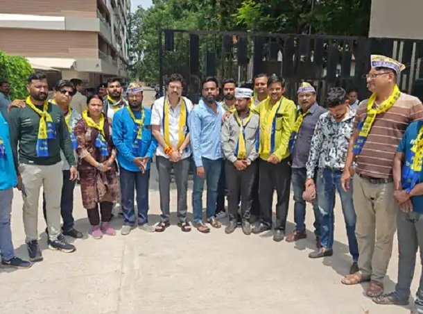 Nakti Dispute: नकटी विवाद: AAP ने विधायक अनुज शर्मा के बंगले का किया घेराव, पुनर्वास की मांग Nakti Dispute