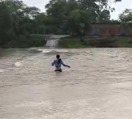 Gariaband News: उफनते नाले में उतरा 55 वर्षीय ग्रामीण, लोग रोकते रहे, लेकिन नहीं माना… जानिए फिर क्या हुआ Gariaband News