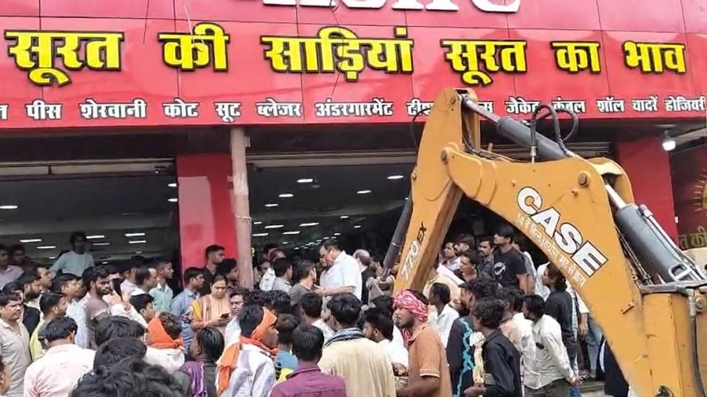 Raipur News: पंडरी कपड़ा मार्केट में नगर निगम की कार्रवाई, जेसीबी से हटाया गया अवैध कब्जा Raipur News