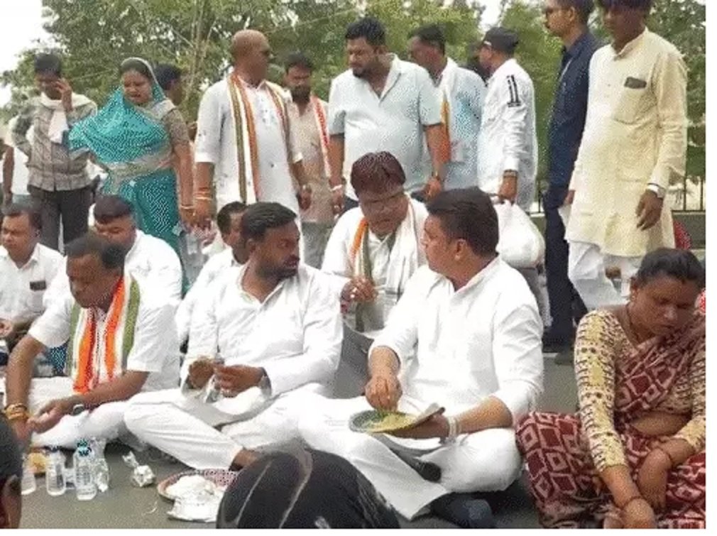CG Congress protest: नकटी गांव में बुलडोजर कार्रवाई के विरोध में कांग्रेस का शक्ति प्रदर्शन, पुलिस से धक्का-मुक्की CG Congress protest: