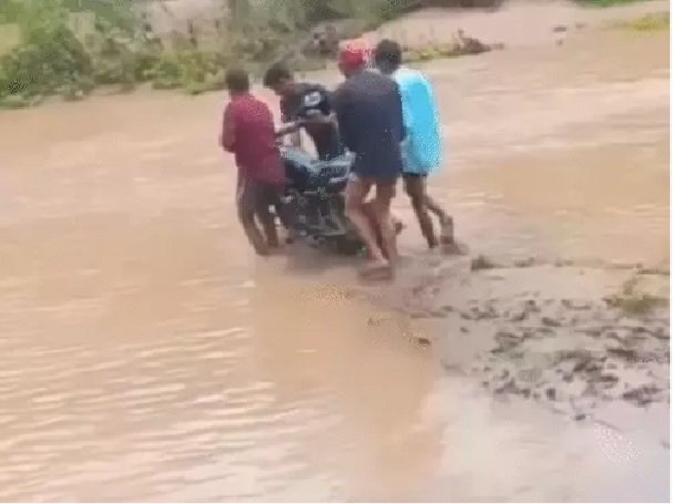 Chhattisgarh Rain: छत्तीसगढ़ में बारिश का कहर: बाइक कंधे पर रखकर नदी पार कर रहे ग्रामीण, कई गांवों का संपर्क टूटा, बांधों से पानी छोड़ने का अलर्ट Chhattisgarh Rain
