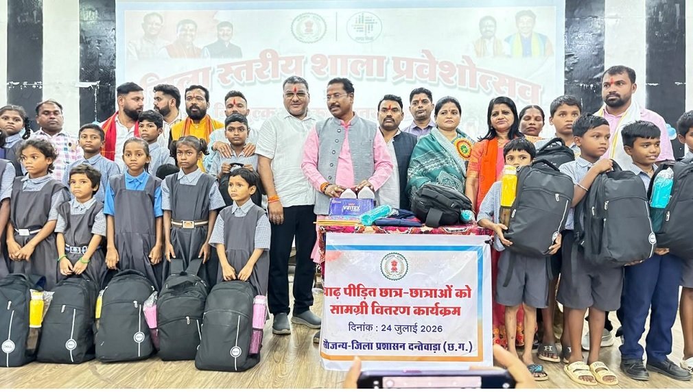 Dantewada News:ऑडिटोरियम जावंगा में फूल माला पहनाकर नव प्रवेशी बच्चों का किया गया स्वागत: हर बच्चे तक शिक्षा पहुंचाना हमारी प्राथमिकता-विधायक अटामी Dantewada News