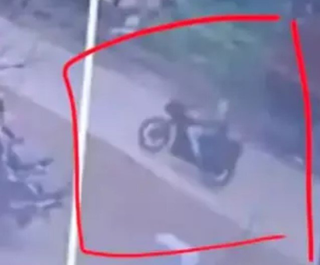 Durg Crime: कारोबारी की कार का शीशा तोड़ 4.90 लाख रुपये उड़ाए, CCTV में संदिग्ध बाइक सवार कैद Durg Crime