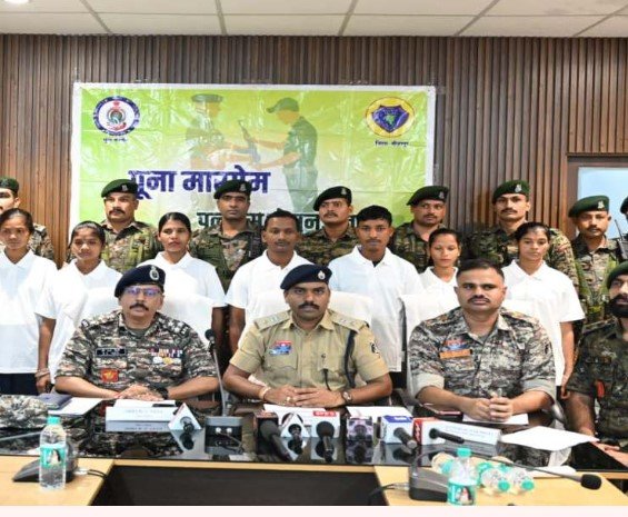 Bijapur News: झारखंड में सक्रिय 8 इनामी माओवादियों ने बीजापुर में किया आत्मसमर्पण, सभी पर था 49 लाख रुपये का इनाम, प्रेशर IED विस्फोट में दो नाबालिग घायल Bijapur News