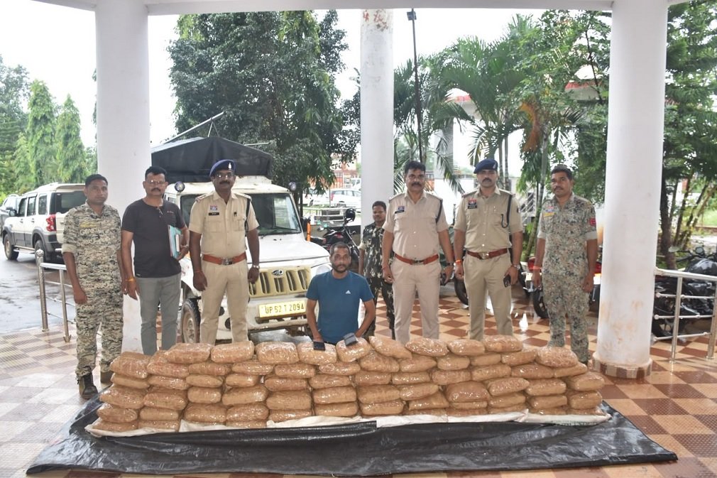Jagdalpur News: बस्तर पुलिस की बड़ी कार्रवाई, 1 करोड़ का 214 किलो गांजा जब्त, अंतर्राज्यीय तस्कर गिरफ्तार Jagdalpur News