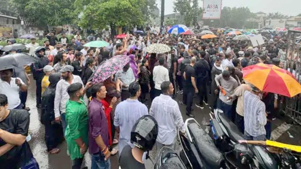 Youth Congress Protest : रायपुर में छात्रों पर लाठीचार्ज के विरोध में प्रदर्शन, कांग्रेस कार्यकर्ताओं ने पीएम का पुतला फूंका Youth Congress Protest