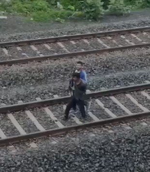 Indore Crime: चोरी का शक… भीड़ बनी जज!, हाथ-पैर बांधकर दी ‘तालिबानी सजा’, अब वीडियो वायरल तो पुलिस जांच में जुटी.” Indore Crime