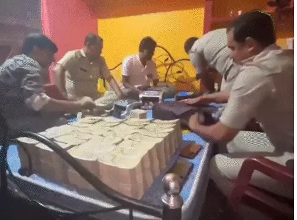 West Bengal Cash Seizure : पत्थर कारोबारी के ठिकाने से 28.5 करोड़ कैश और 15 किलो सोना जब्त, नोट गिनते-गिनते खराब हुईं 5 मशीनें West Bengal Cash Seizure
