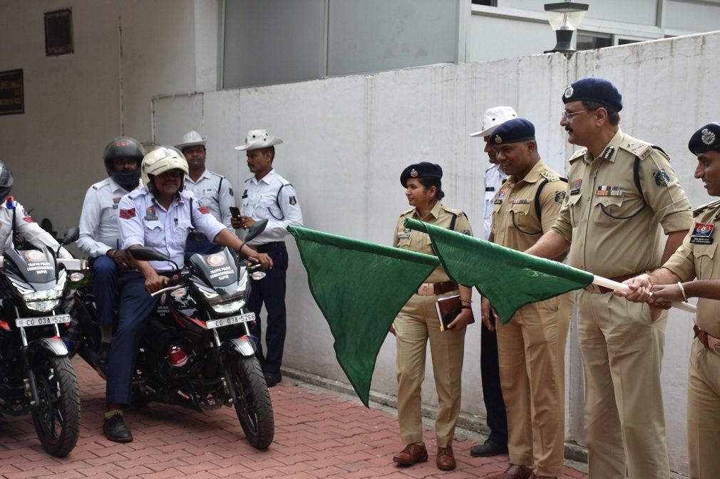 Raipur Traffic Police: जनता को मिलेगी ट्रैफिक जाम से राहत, QRT टीम को 10 नए आधुनिक वाहन किए गए प्रदाय, सूचना देने पर तत्काल पहुंचेगी टीम Raipur Traffic Police