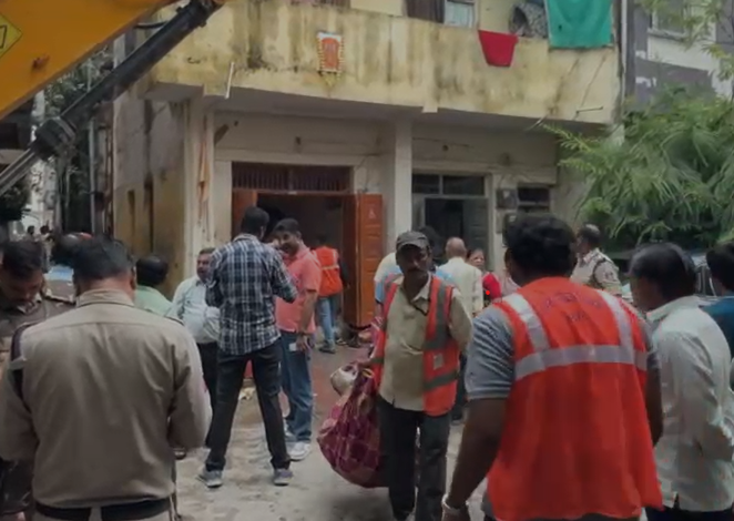 Indore Municipal Corporation: बारिश से पहले इंदौर नगर निगम का बड़ा अभियान 100 साल पुराना जर्जर भवन ढहाया, 95 खतरनाक इमारतें चिन्हित Indore Municipal Corporation: बारिश से पहले इंदौर नगर निगम का बड़ा अभियान 100 साल पुराना जर्जर भवन ढहाया, 95 खतरनाक इमारतें चिन्हित