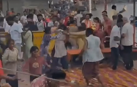 Ujjain Ramghat Viral Video: उज्जैन के रामघाट पर शिप्रा आरती के दौरान बवाल! पुजारी और फूल बेचने वाली महिला के बीच मारपीट, VIDEO वायरल Ujjain Ramghat Viral Video: उज्जैन के रामघाट पर शिप्रा आरती के दौरान बवाल! पुजारी और फूल बेचने वाली महिला के बीच मारपीट, VIDEO वायरल