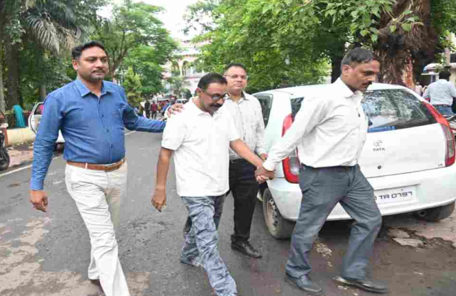 Jabalpur CBI Bribery Case: 6 महीने से फरार GST अधीक्षक मुकेश बर्मन ने किया सरेंडर, संपत्ति कुर्की के आदेश के बाद कोर्ट पहुंचा आरोपी Jabalpur CBI Bribery Case: 6 महीने से फरार GST अधीक्षक मुकेश बर्मन ने किया सरेंडर, संपत्ति कुर्की के आदेश के बाद कोर्ट पहुंचा आरोपी