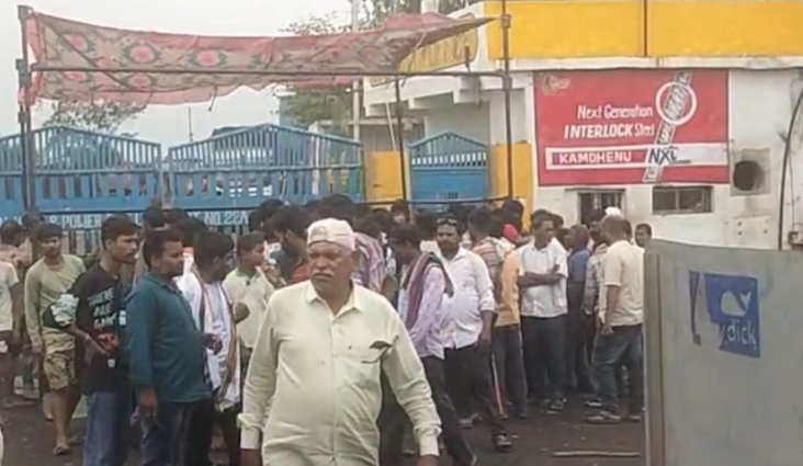 CG Factory Accident: फैक्ट्री में करंट लगने से मजदूर की मौत, दो घायल; 40 लाख मुआवजे की मांग पर फैक्ट्री गेट पर धरना, सुरक्षा व्यवस्था पर उठे सवाल CG Factory Accident: फैक्ट्री में करंट लगने से मजदूर की मौत, दो घायल; 40 लाख मुआवजे की मांग पर फैक्ट्री गेट पर धरना, सुरक्षा व्यवस्था पर उठे सवाल