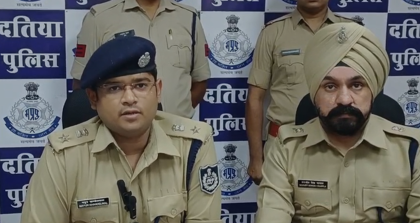 Datia Murder Case: 40 हजार रुपये के लिए बेटे ने की पिता की हत्या! 11 महीने बाद ब्लाइंड मर्डर का खुलासा, ताऊ के साथ मिलकर रची साजिश, दोनों गिरफ्तार Datia Murder Case: 40 हजार रुपये के लिए बेटे ने की पिता की हत्या! 11 महीने बाद ब्लाइंड मर्डर का खुलासा, ताऊ के साथ मिलकर रची साजिश, दोनों गिरफ्तार
