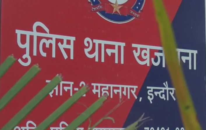 Indore Stabbing Case: इंदौर चाकूबाजी केस में बड़ा एक्शन पुलिस को देखते ही दीवार फांदकर भागे आरोपी, गिरकर घायल हुए, चाकू बरामद Indore Stabbing Case: इंदौर चाकूबाजी केस में बड़ा एक्शन पुलिस को देखते ही दीवार फांदकर भागे आरोपी, गिरकर घायल हुए, चाकू बरामद