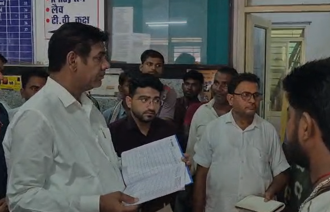 MP Health Services: जतारा अस्पताल के औचक निरीक्षण में विधायक हरिशंकर खटीक ने पकड़ीं खामियां, स्वास्थ्य अधिकारियों को लगाई फटकार MP Health Services: जतारा अस्पताल के औचक निरीक्षण में विधायक हरिशंकर खटीक ने पकड़ीं खामियां, स्वास्थ्य अधिकारियों को लगाई फटकार