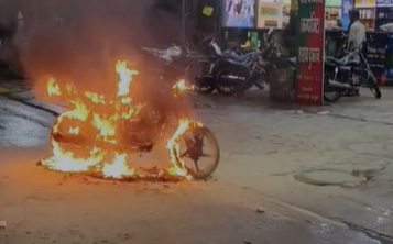 Indore Bike Fire: इंदौर में बाइक स्टार्ट नहीं हुई तो युवक ने गुस्से में अपनी ही मोटरसाइकिल को लगाई आग, पुलिस ने किया गिरफ्तार Indore Bike Fire: इंदौर में बाइक स्टार्ट नहीं हुई तो युवक ने गुस्से में अपनी ही मोटरसाइकिल को लगाई आग, पुलिस ने किया गिरफ्तार