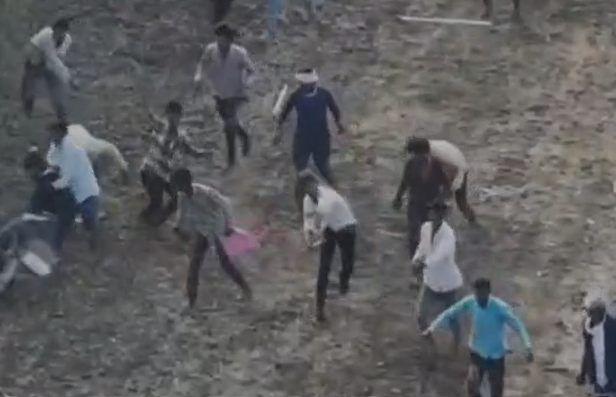 Khandwa News: खंडवा में अतिक्रमणकारियों की दबंगई ड्रोन कैमरे में कैद, वनकर्मियों पर गोफन से पथराव; 8 जवान हुए थे घायल Khandwa News: खंडवा में अतिक्रमणकारियों की दबंगई ड्रोन कैमरे में कैद, वनकर्मियों पर गोफन से पथराव; 8 जवान हुए थे घायल