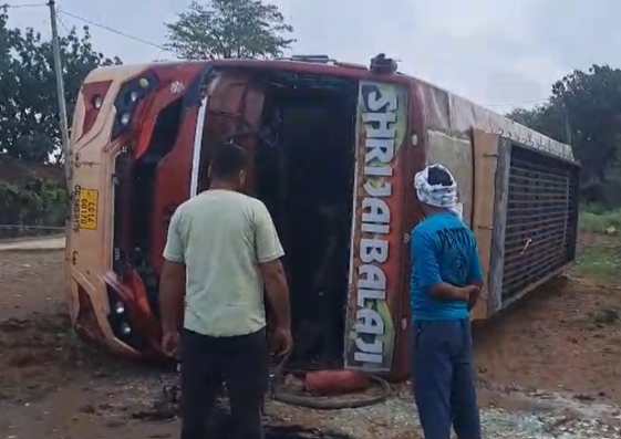 CG Bus Accident: झारखंड से कोरबा जा रही बस जशपुर में पलटी, 10 यात्री घायल, एक महिला की हालत गंभीर CG Bus Accident: झारखंड से कोरबा जा रही बस जशपुर में पलटी, 10 यात्री घायल, एक महिला की हालत गंभीर