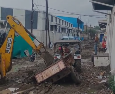 Indore Rain News: इंदौर में एक घंटे की बारिश ने खोली व्यवस्थाओं की पोल देवास नाका औद्योगिक क्षेत्र बना दलदल, ट्रक-कंटेनर फंसे, कारोबार प्रभावित Indore Rain News: इंदौर में एक घंटे की बारिश ने खोली व्यवस्थाओं की पोल देवास नाका औद्योगिक क्षेत्र बना दलदल, ट्रक-कंटेनर फंसे, कारोबार प्रभावित