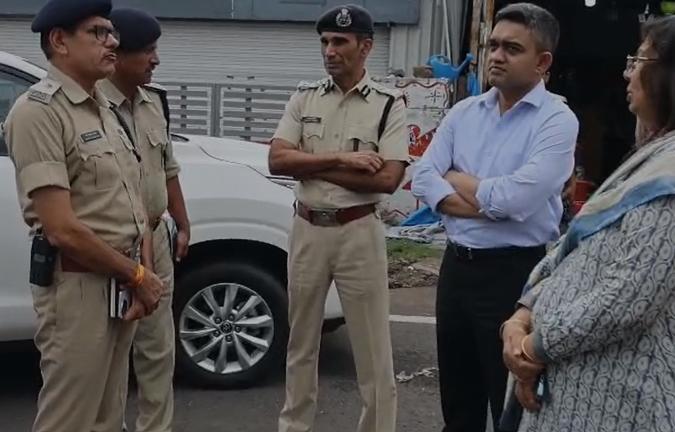 Bhopal Traffic Inspection: सड़क सुरक्षा को लेकर भोपाल प्रशासन एक्शन मोड में, कलेक्टर और पुलिस कमिश्नर ने किया संयुक्त निरीक्षण Bhopal Traffic Inspection: सड़क सुरक्षा को लेकर भोपाल प्रशासन एक्शन मोड में, कलेक्टर और पुलिस कमिश्नर ने किया संयुक्त निरीक्षण