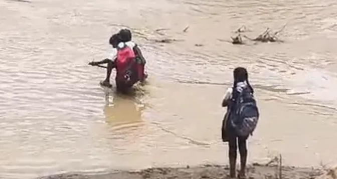 CG Broken Bridge Surajpur: टूटी पुलिया बनी जानलेवा, उफनती नदी पार कर स्कूल पहुंच रहे बच्चे, SECL पर ग्रामीणों का फूटा गुस्सा CG Broken Bridge Surajpur: टूटी पुलिया बनी जानलेवा, उफनती नदी पार कर स्कूल पहुंच रहे बच्चे, SECL पर ग्रामीणों का फूटा गुस्सा