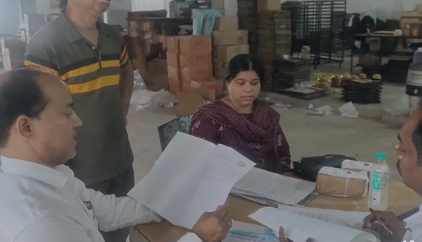 Bhopal Food Safety Action: अचारपुरा इंडस्ट्रियल एरिया में खाद्य सुरक्षा विभाग का बड़ा छापा, अमानक बेकरी फैक्ट्री सील Bhopal Food Safety Action: अचारपुरा इंडस्ट्रियल एरिया में खाद्य सुरक्षा विभाग का बड़ा छापा, अमानक बेकरी फैक्ट्री सील