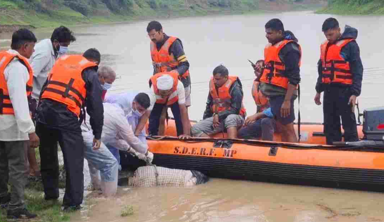 Ujjain News: उफनते नाले में बहे सहायक सचिव का शव बरामद, चंबल नदी में मिला शव, SDERF और होमगार्ड ने पूरा किया रेस्क्यू ऑपरेशन Ujjain News: उफनते नाले में बहे सहायक सचिव का शव बरामद, चंबल नदी में मिला शव, SDERF और होमगार्ड ने पूरा किया रेस्क्यू ऑपरेशन