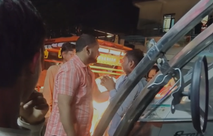 MP Niwari News: सड़क पर दबंगई! कार सवार युवक ने ई-रिक्शा चालक से की मारपीट, हाथ जोड़कर माफी मांगता रहा चालक, वीडियो वायरल MP Niwari News: सड़क पर दबंगई! कार सवार युवक ने ई-रिक्शा चालक से की मारपीट, हाथ जोड़कर माफी मांगता रहा चालक, वीडियो वायरल