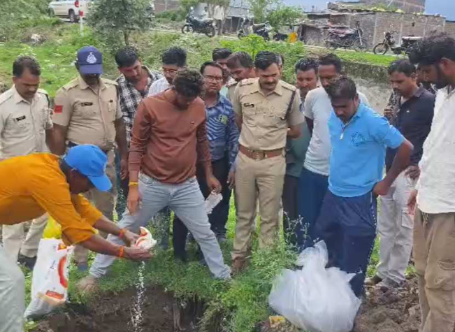 Ujjain Cow Remains Case: उज्जैन में कुएं से मिले गौवंश के अवशेष मामले का कुछ घंटों में खुलासा, चार आरोपी गिरफ्तार; तीन नाबालिग Ujjain Cow Remains Case: उज्जैन में कुएं से मिले गौवंश के अवशेष मामले का कुछ घंटों में खुलासा, चार आरोपी गिरफ्तार; तीन नाबालिग