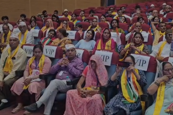 Rewa News: रीवा में स्वतंत्रता सेनानी परिवार सम्मेलन शहीदों के वंशजों का सम्मान, उप मुख्यमंत्री राजेंद्र शुक्ल ने किया बड़ा ऐलान Rewa News: रीवा में स्वतंत्रता सेनानी परिवार सम्मेलन शहीदों के वंशजों का सम्मान, उप मुख्यमंत्री राजेंद्र शुक्ल ने किया बड़ा ऐलान