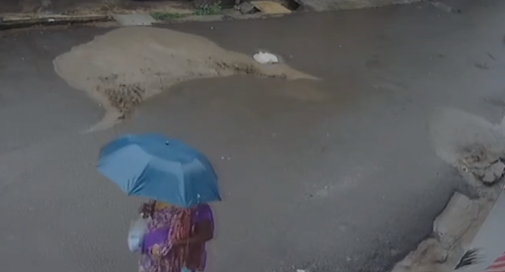 Pune Road Water Gush: पुणे में सड़क के बीचों-बीच फूटा पानी का फव्वारा CCTV में कैद हुई चौंकाने वाली घटना, निर्माण गुणवत्ता पर उठे सवाल Pune Road Water Gush: पुणे में सड़क के बीचों-बीच फूटा पानी का फव्वारा CCTV में कैद हुई चौंकाने वाली घटना, निर्माण गुणवत्ता पर उठे सवाल
