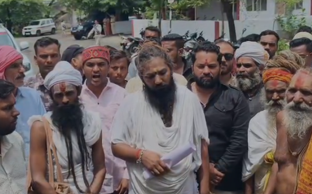 Harda News: गोवंश की लगातार मौतों पर फूटा हिंदू संगठनों का गुस्सा, एसपी को सौंपा ज्ञापन दोषियों पर सख्त कार्रवाई और विशेष अभियान की मांग Harda News: गोवंश की लगातार मौतों पर फूटा हिंदू संगठनों का गुस्सा, एसपी को सौंपा ज्ञापन दोषियों पर सख्त कार्रवाई और विशेष अभियान की मांग