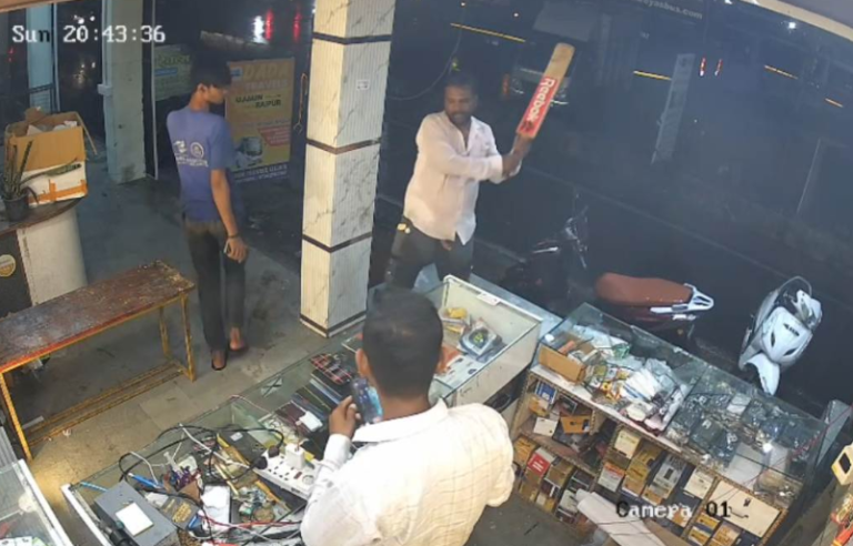 Ujjain Crime: उज्जैन में रंगदारी का आतंक हफ्ता नहीं देने पर मोबाइल दुकान में क्रिकेट बैट से तोड़फोड़, CCTV में कैद हुई वारदात