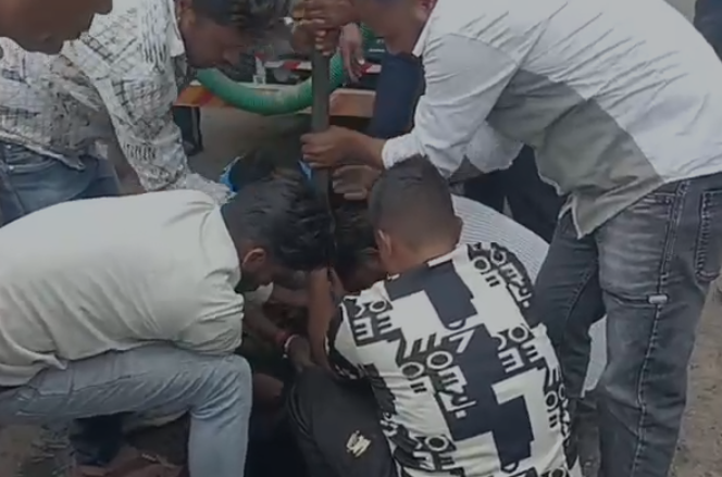 Ujjain Accident: उज्जैन के पीपली नाका में बड़ा हादसा खुले चैंबर में गिरे तीन लोग, रेस्क्यू के बाद एक की मौत, दो का इलाज जारी Ujjain Accident: उज्जैन के पीपली नाका में बड़ा हादसा खुले चैंबर में गिरे तीन लोग, रेस्क्यू के बाद एक की मौत, दो का इलाज जारी