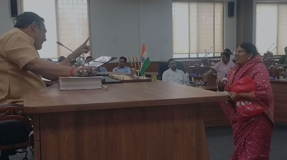 Rewa News: रीवा नगर निगम परिषद की बैठक में जमकर हंगामा महिला पार्षदों ने महापौर और अधिकारियों को भेंट की चूड़ियां, जनसमस्याओं पर घेरा शहर सरकार Rewa News: रीवा नगर निगम परिषद की बैठक में जमकर हंगामा महिला पार्षदों ने महापौर और अधिकारियों को भेंट की चूड़ियां, जनसमस्याओं पर घेरा शहर सरकार