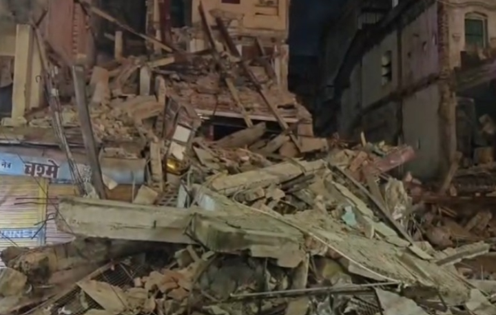 Jabalpur Building Collapse: जबलपुर में बड़ा हादसा पलभर में ढही चार मंजिला इमारत, बाजार बंद होने से टला बड़ा हादसा, बाल-बाल बचीं सैकड़ों जानें Jabalpur Building Collapse: जबलपुर में बड़ा हादसा पलभर में ढही चार मंजिला इमारत, बाजार बंद होने से टला बड़ा हादसा, बाल-बाल बचीं सैकड़ों जानें