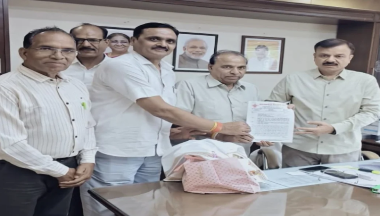 MP Education: शिक्षकों के लिए एक साथ आई राहत और चुनौती, HC ने 4700 गेस्ट फैकल्टी की नौकरी बचाई, ई-अटेंडेंस पर बढ़ा विवाद