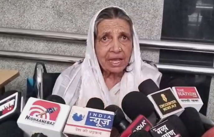 Indore Jan Sunwai: इंदौर में कैंसर पीड़ित 70 वर्षीय मां के साथ धोखाधड़ी का आरोप, बेटे पर मकान और स्कूल की संपत्ति हड़पने की शिकायत Indore Jan Sunwai: इंदौर में कैंसर पीड़ित 70 वर्षीय मां के साथ धोखाधड़ी का आरोप, बेटे पर मकान और स्कूल की संपत्ति हड़पने की शिकायत
