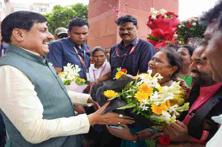 MP Employee Promotion: 10 साल बाद मध्य प्रदेश में शुरू हुई पदोन्नति प्रक्रिया, कर्मचारियों ने सीएम डॉ. मोहन यादव का ढोल-नगाड़ों से किया स्वागत MP Employee Promotion: 10 साल बाद मध्य प्रदेश में शुरू हुई पदोन्नति प्रक्रिया, कर्मचारियों ने सीएम डॉ. मोहन यादव का ढोल-नगाड़ों से किया स्वागत